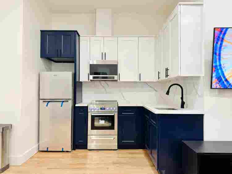 Jefferson Ave –(room w/ balcony)