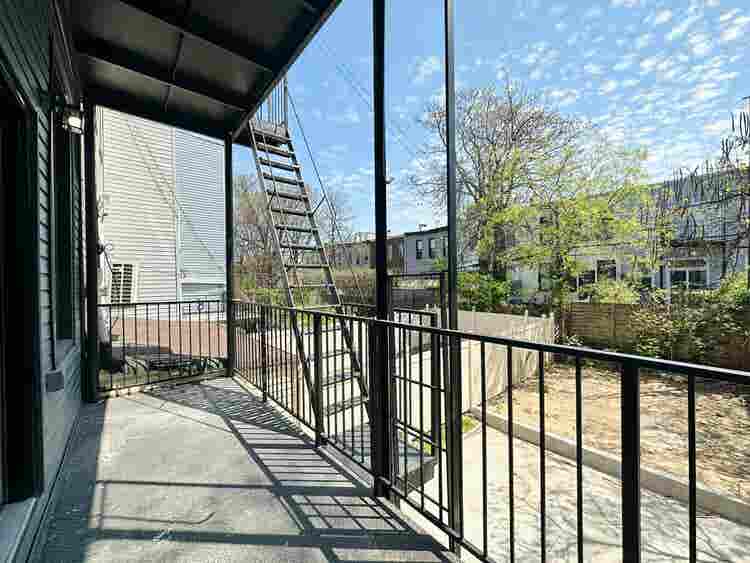 Jefferson Ave –(room w/ balcony)