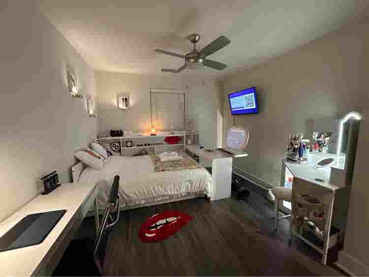Large room w/  bathroom