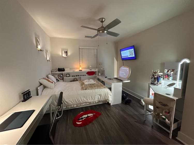 Large room w/  bathroom