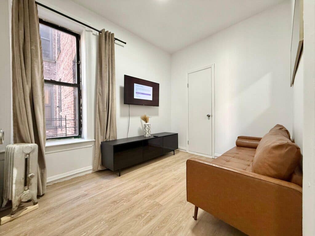 Lenox Rd –762 Huge bedroom