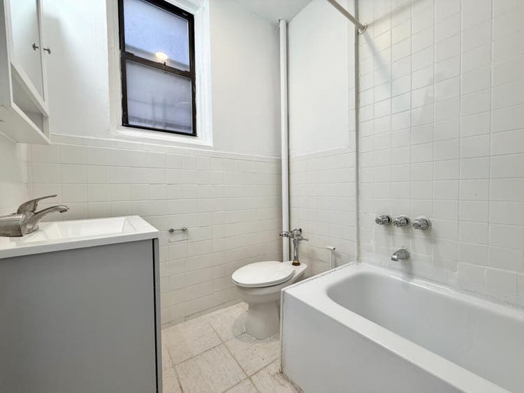 Lenox Rd –762 Huge bedroom