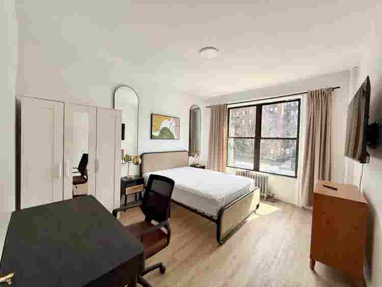 Lenox Rd –762 Huge bedroom
