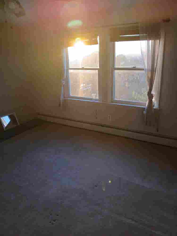 1 room available in br house