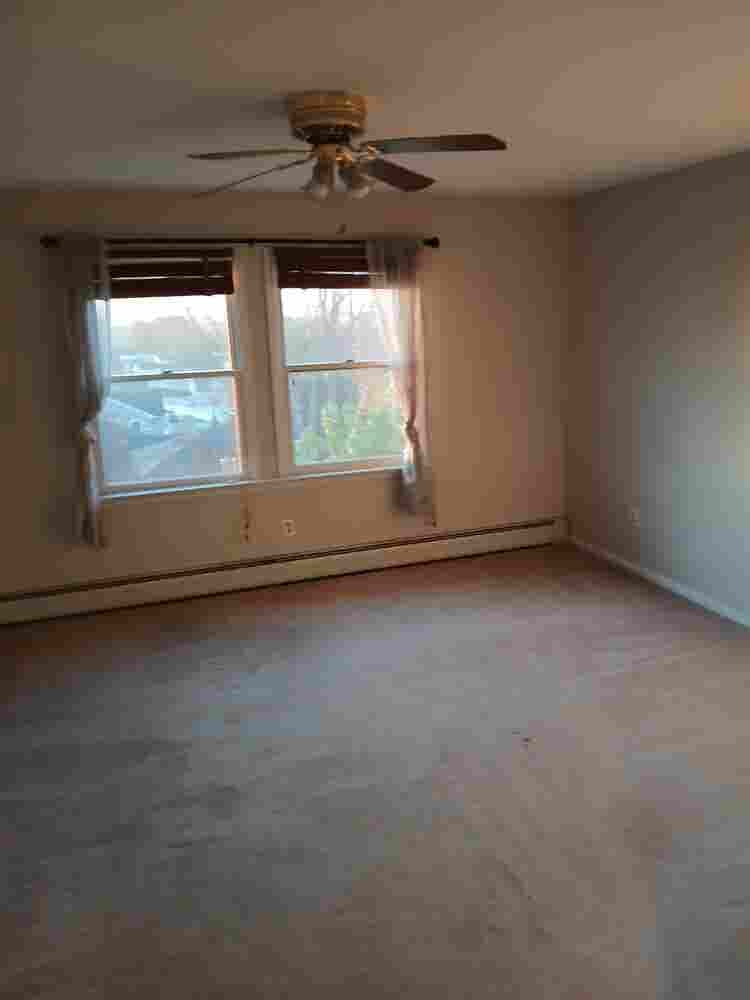 1 room available in br house