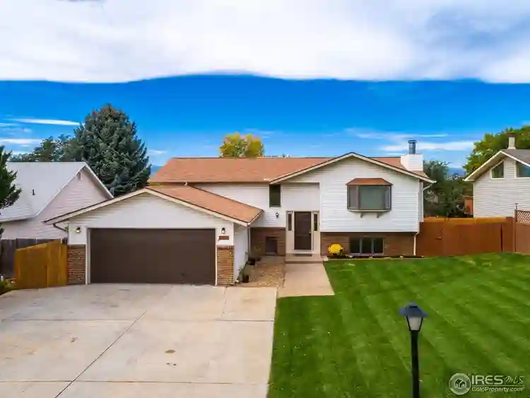 Longmont Private Room Available