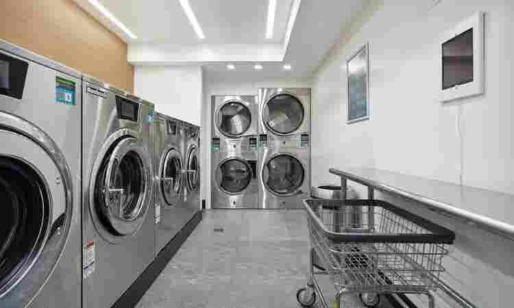 Bath Unit in White Plains!