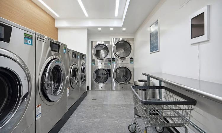 Bath Unit in White Plains!
