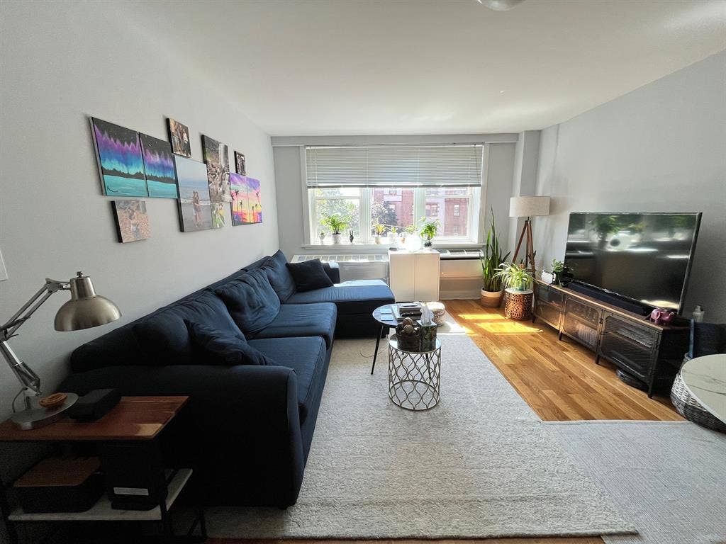 Bath Unit in White Plains!