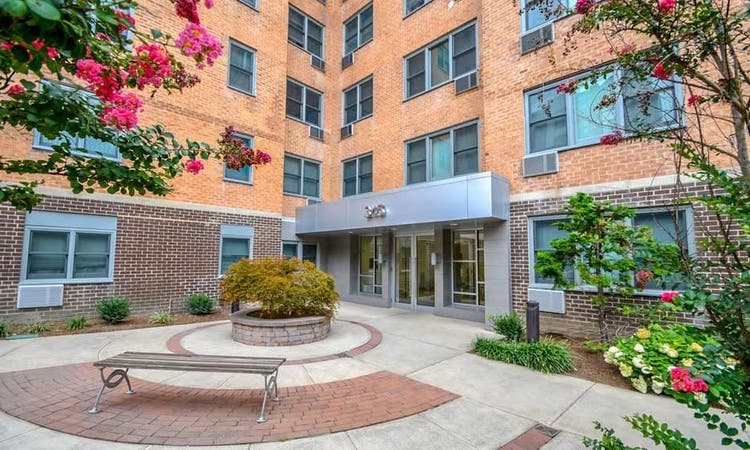 Bath Unit in White Plains!