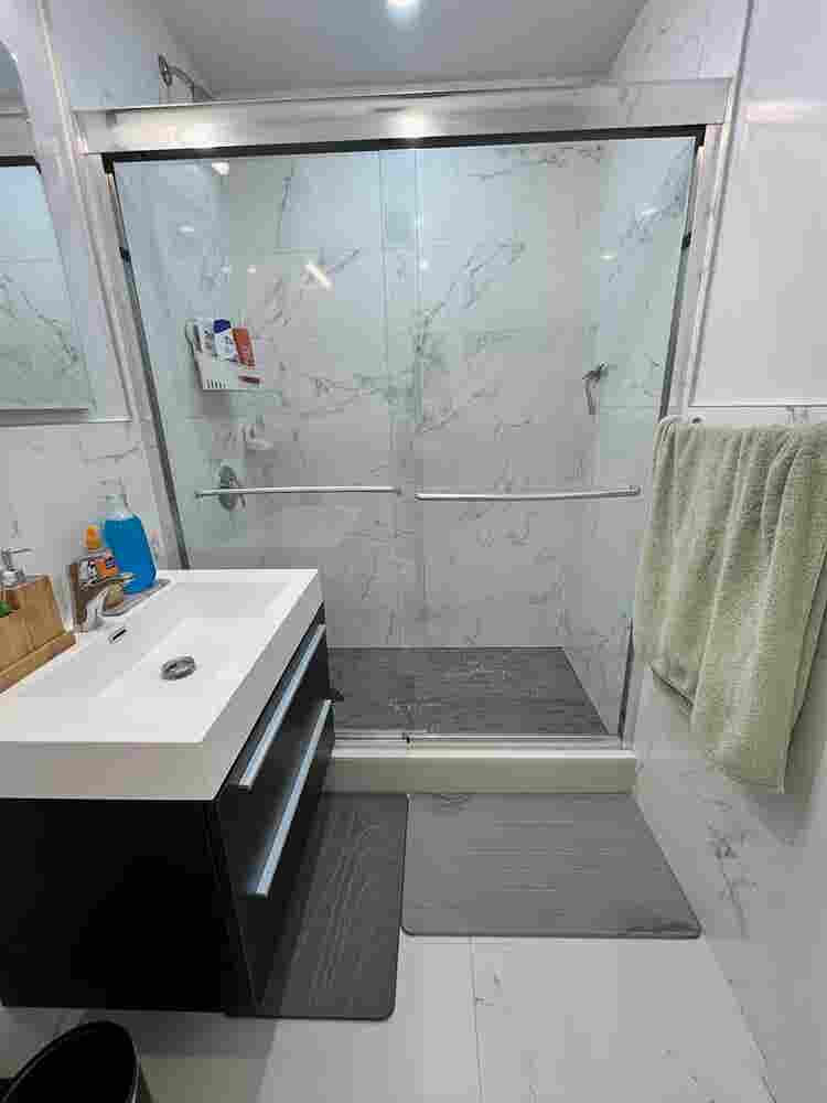 Bath Unit in White Plains!