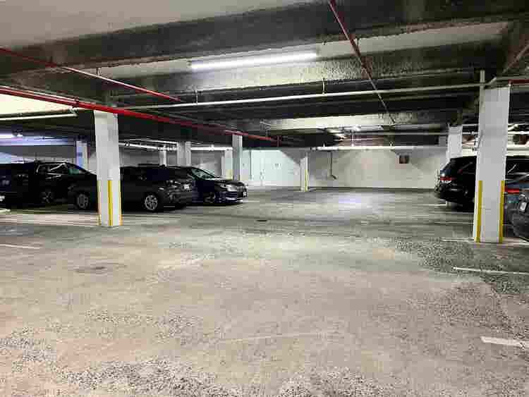 Bath Unit in White Plains!