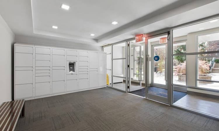 Bath Unit in White Plains!