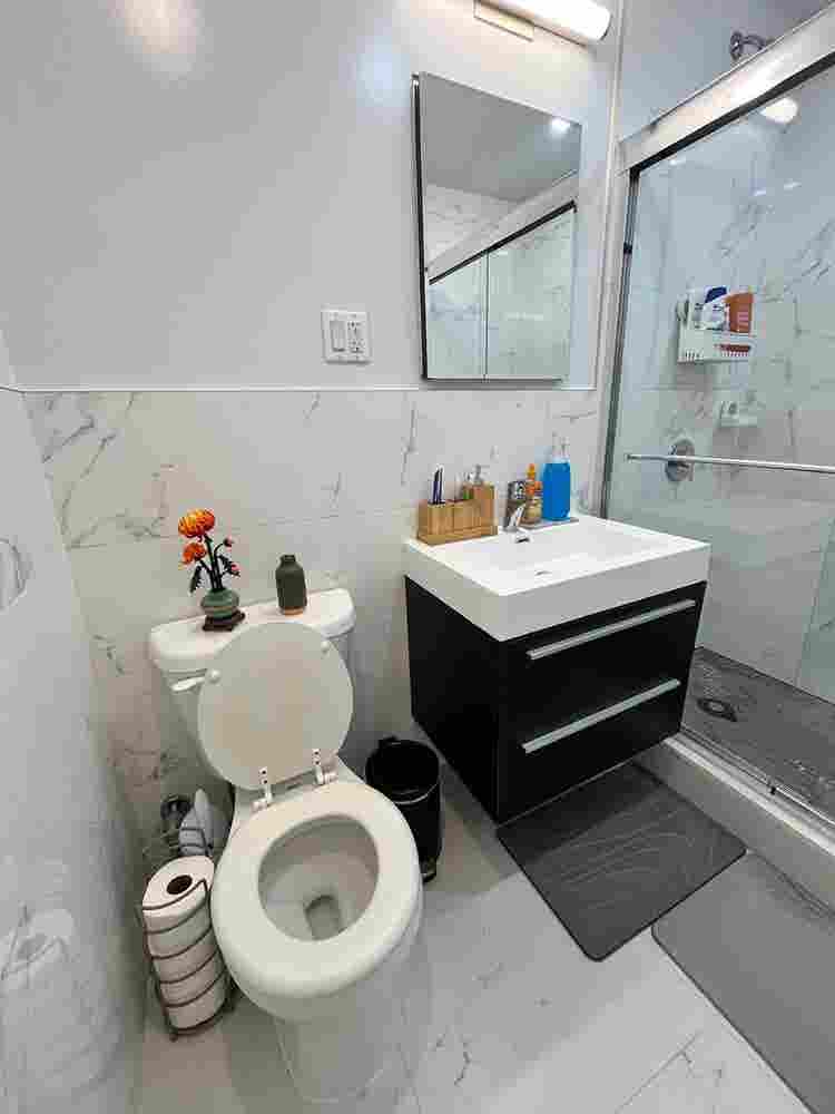 Bath Unit in White Plains!
