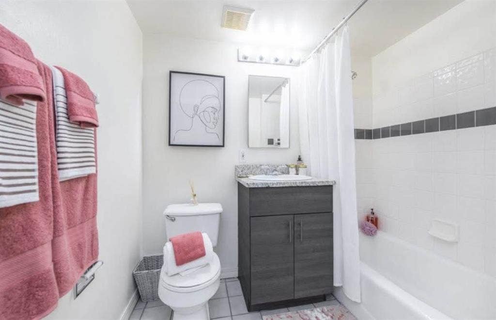 Private Room + Bathroom in N