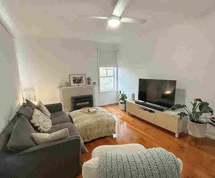 Unfurnished room - $/week