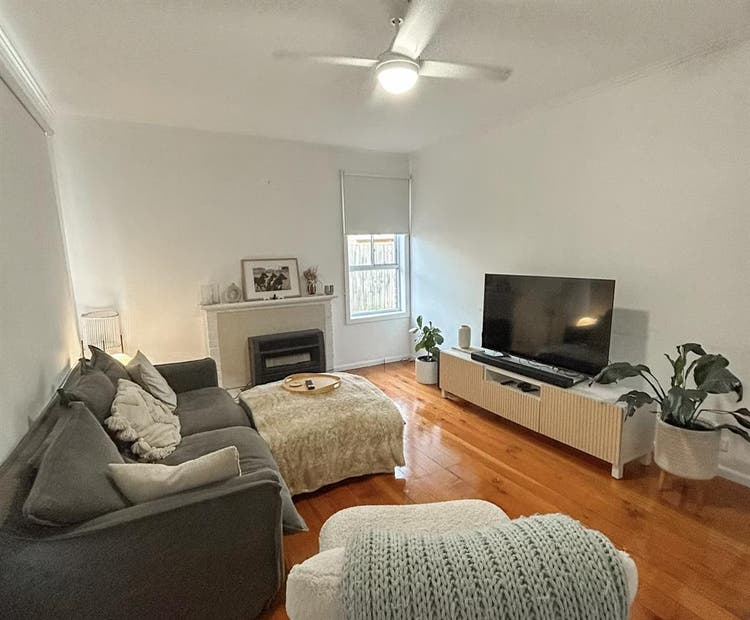Unfurnished room - $/week