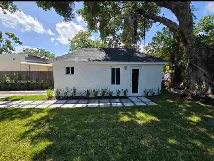 Cozy detached studio brand new.