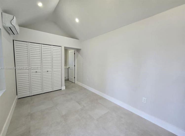 Cozy detached studio brand new.