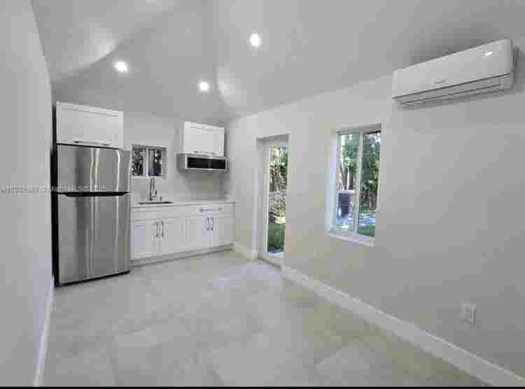 Cozy detached studio brand new.
