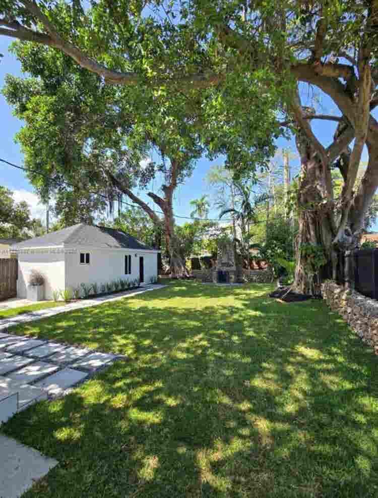 Cozy detached studio brand new.