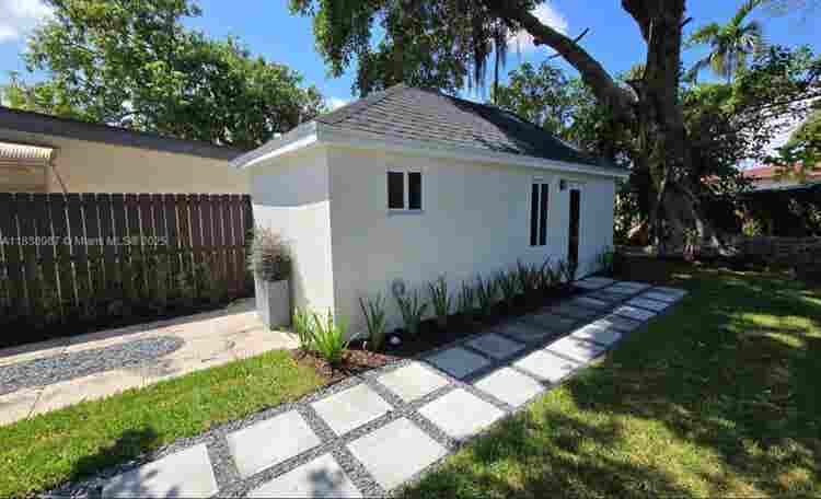 Cozy detached studio brand new.
