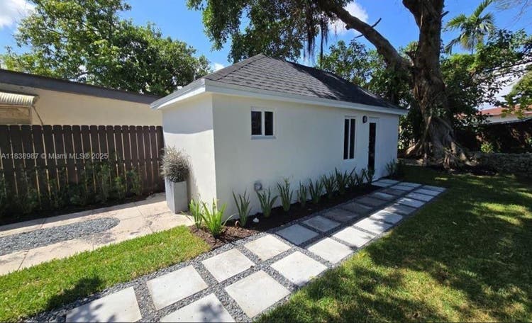 Cozy detached studio brand new.
