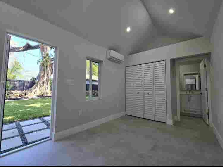 Cozy detached studio brand new.