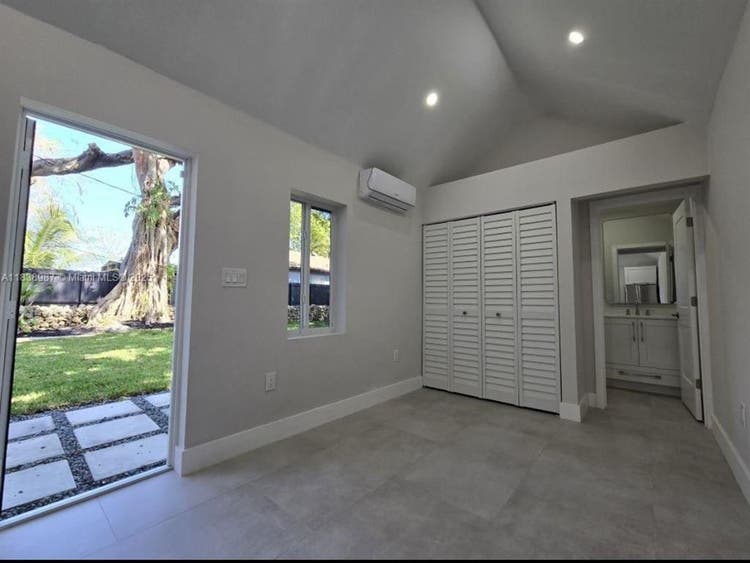 Cozy detached studio brand new.