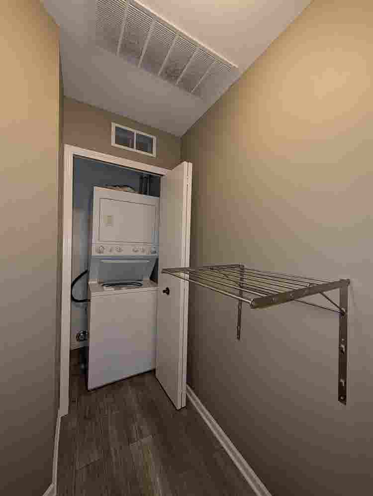 Looking for 2 female flat mates