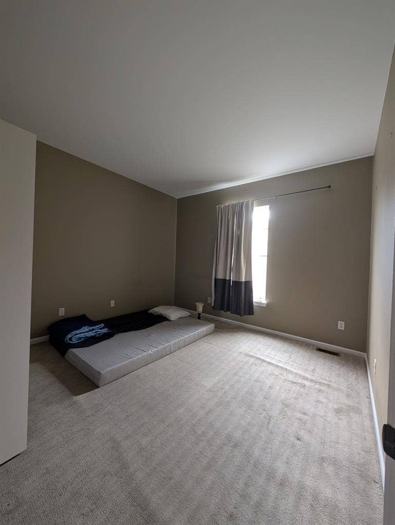 Looking for 2 female flat mates