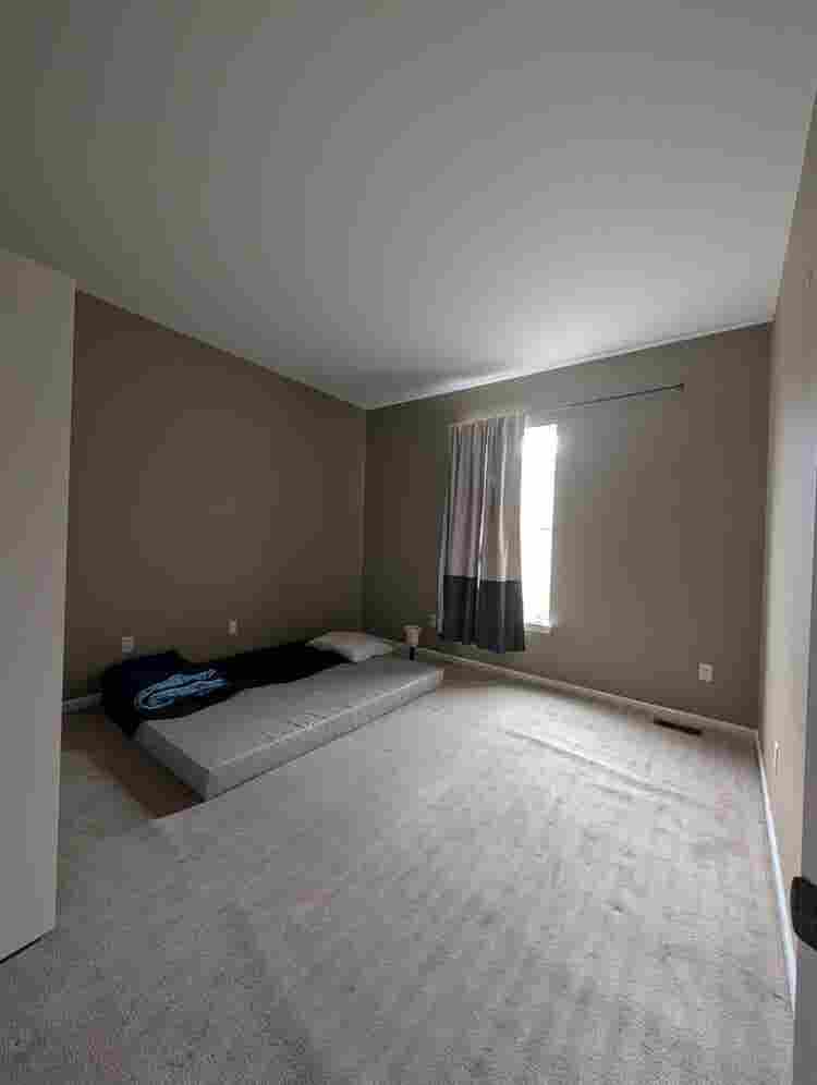 Looking for 2 female flat mates