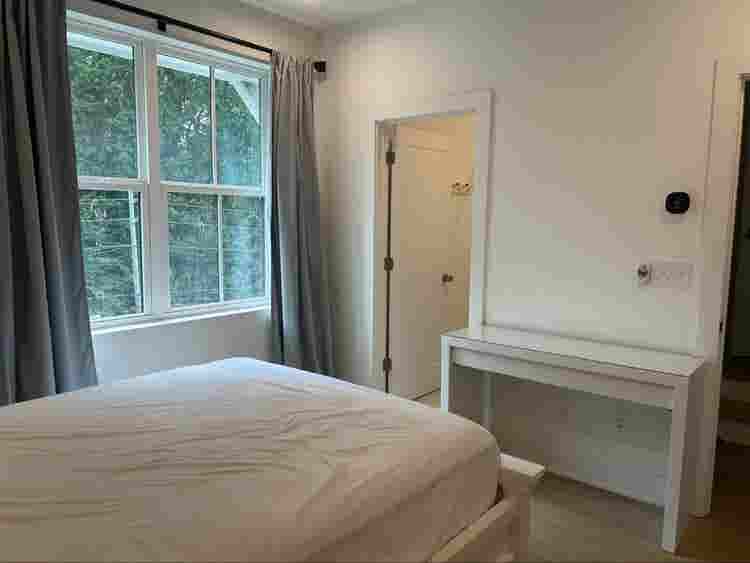 Room with bathroom in buckhead