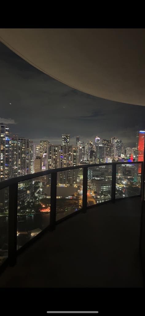 Private room -forty floor Brickell