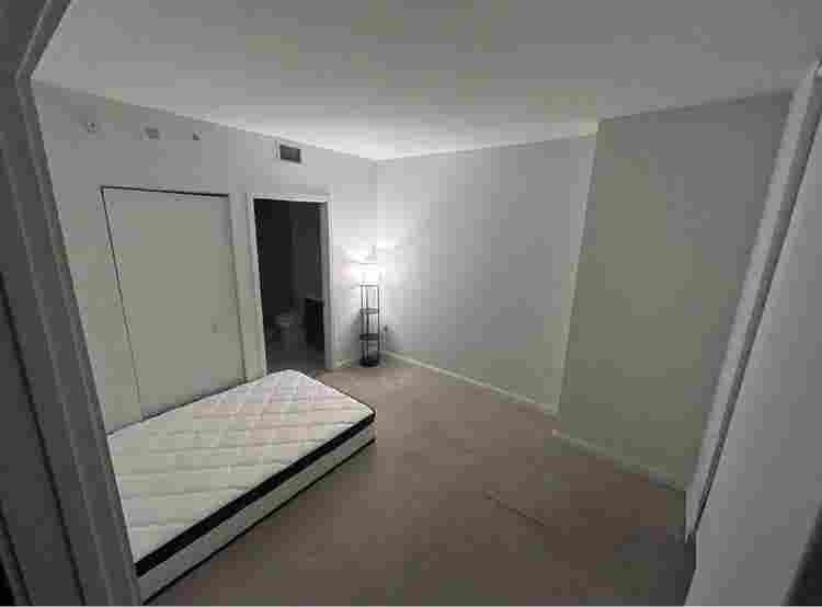 Private room -forty floor Brickell