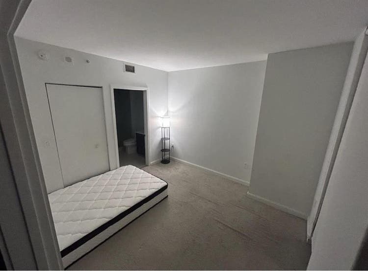 Private room -forty floor Brickell
