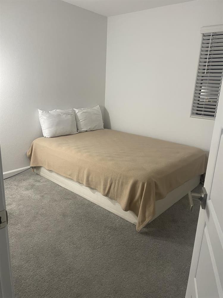 $ ROOM FOR RENT