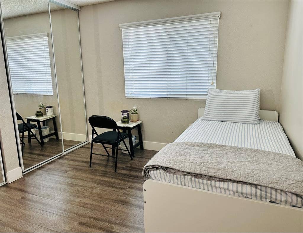 SPACIOUS ROOM FOR RENT-own bathroom