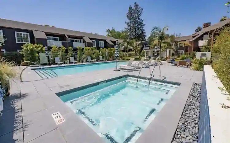 Private bd/ba in ba luxury apt