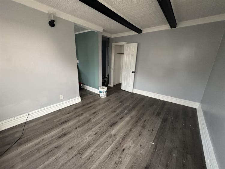 Large room in Duplex style Apt