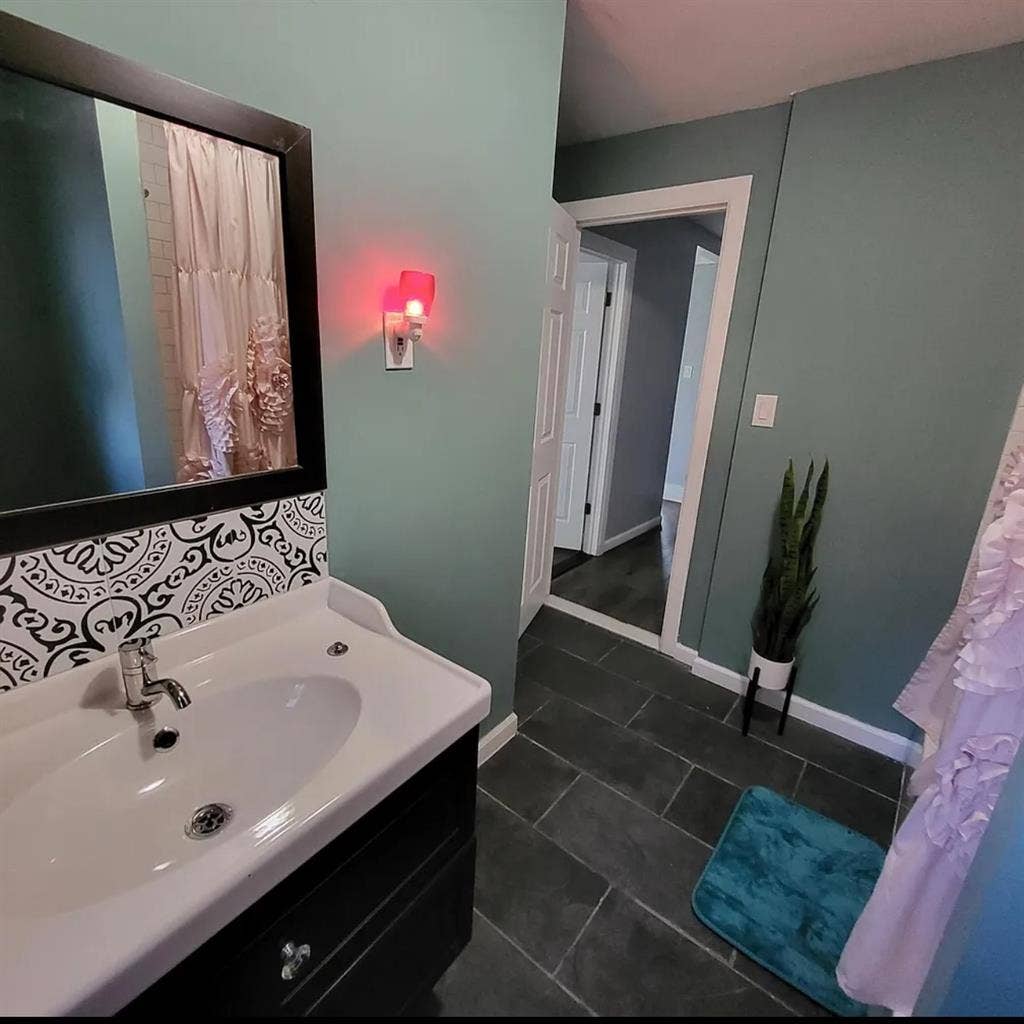 Large room in Duplex style Apt