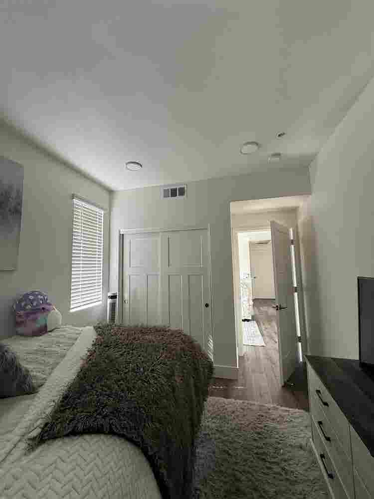 Room for rent in townhouse