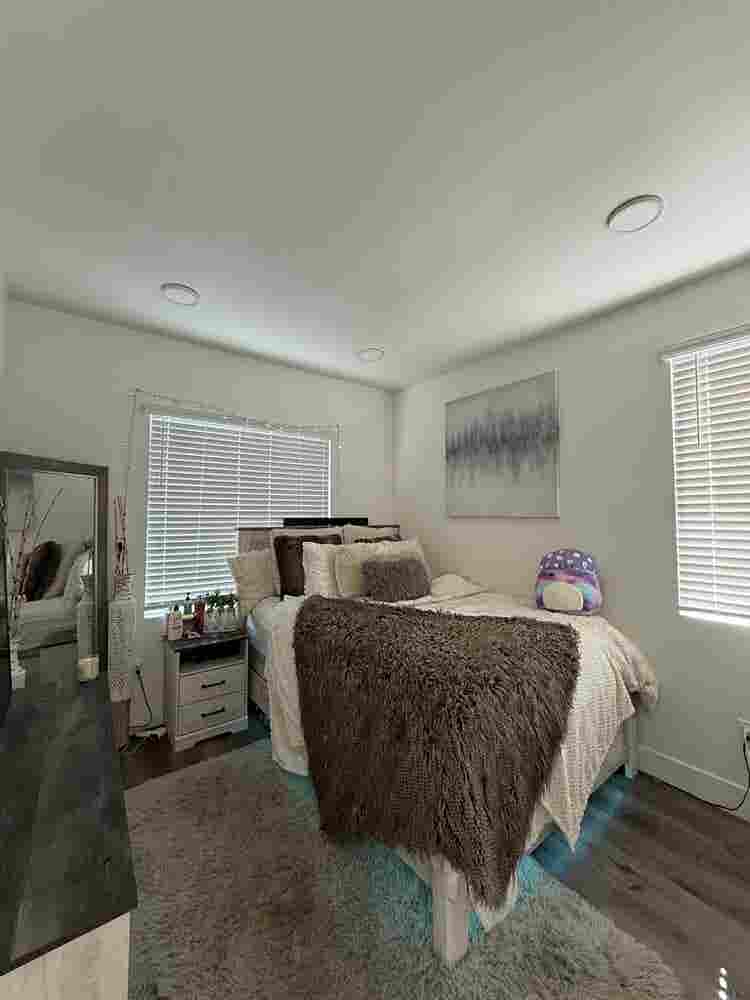 Room for rent in townhouse