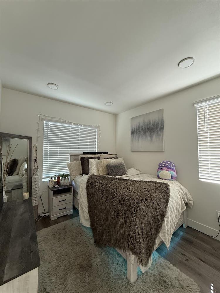 Room for rent in townhouse