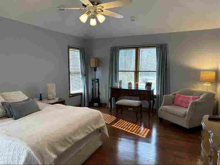 Renting master beedroom for woman