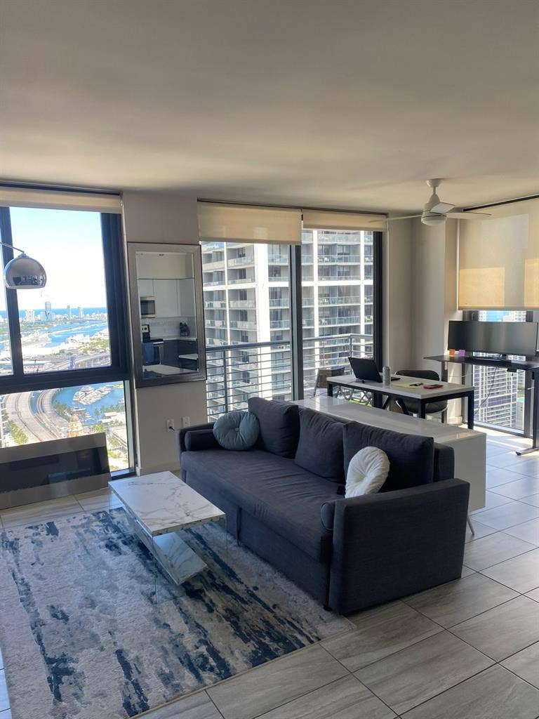 Room for rent in Miami Worldcenter