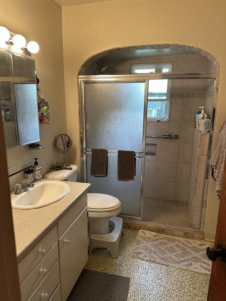 looking for a roomie in their s!!