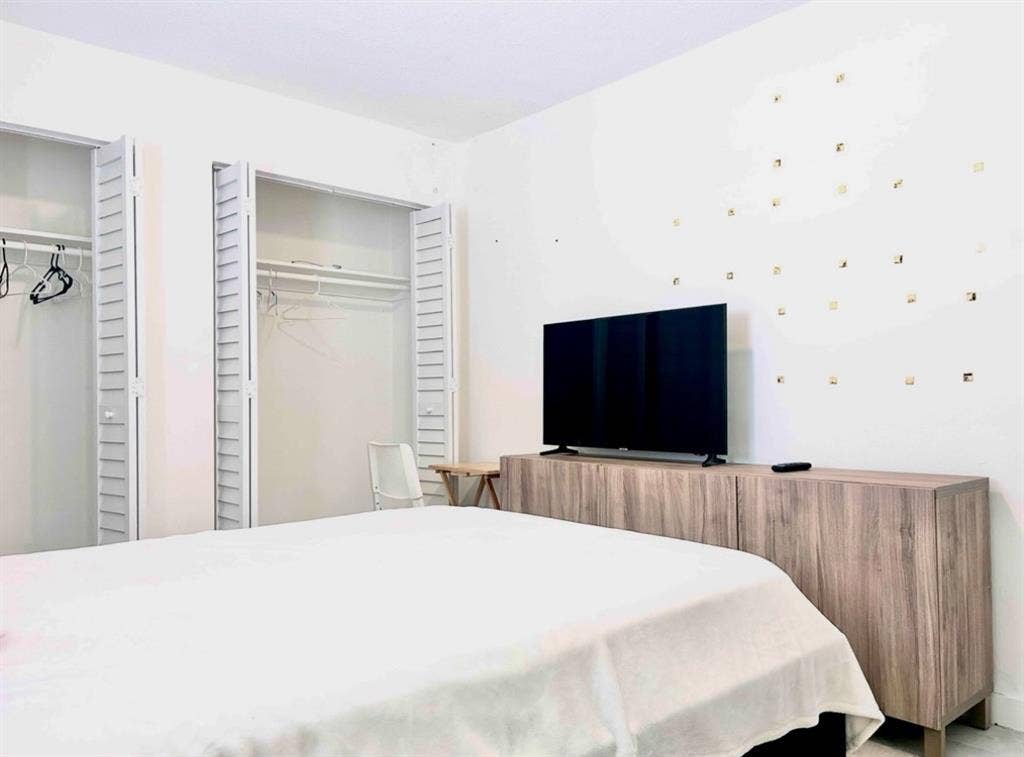 Private Room
Edgewater (Midtown)