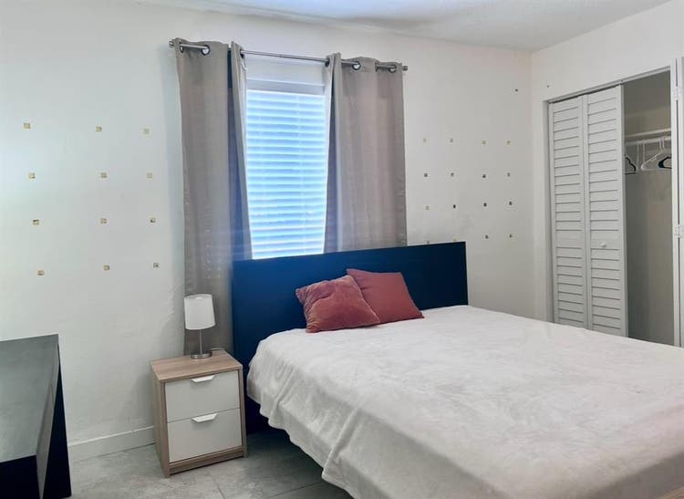 Private Room
Edgewater (Midtown)
