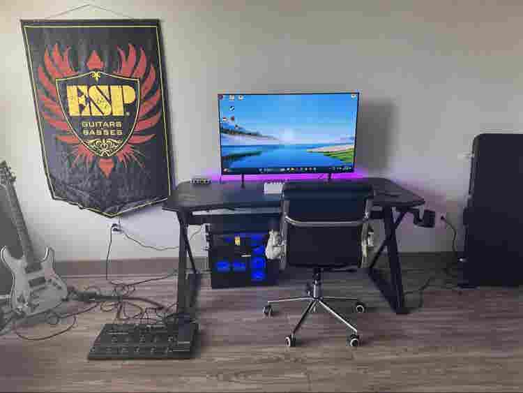 Looking for a female roommate